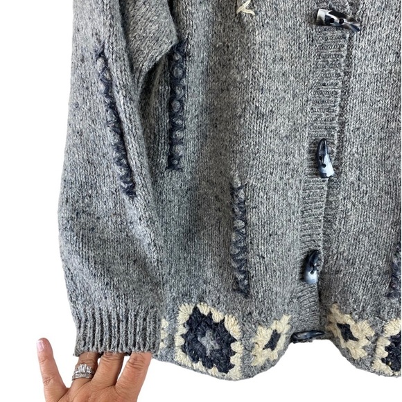 Vintage Capacity Women’s Heathered Gray Toggle Button Granny Square Sweater SzPM - Picture 3 of 11